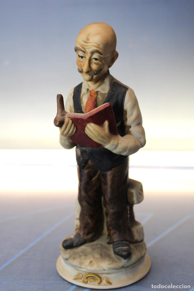 Antiguidades: Se&ntilde;or con libro y pipa. Porcelana biscuit.