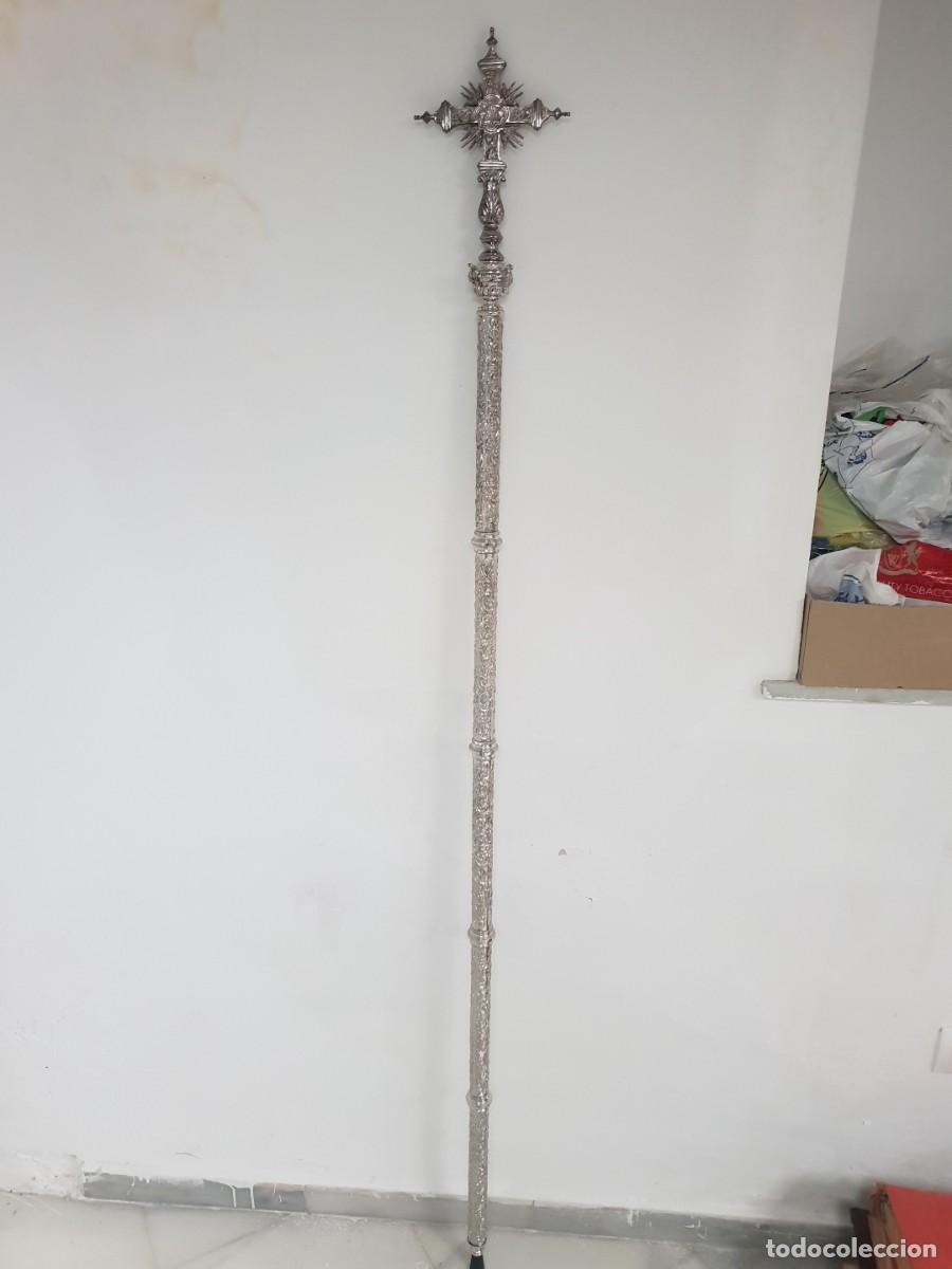 Antig&uuml;edades: VARA CON CRUZ PROCESIONAL O PARROQUIAL EN METAL PLATEADO