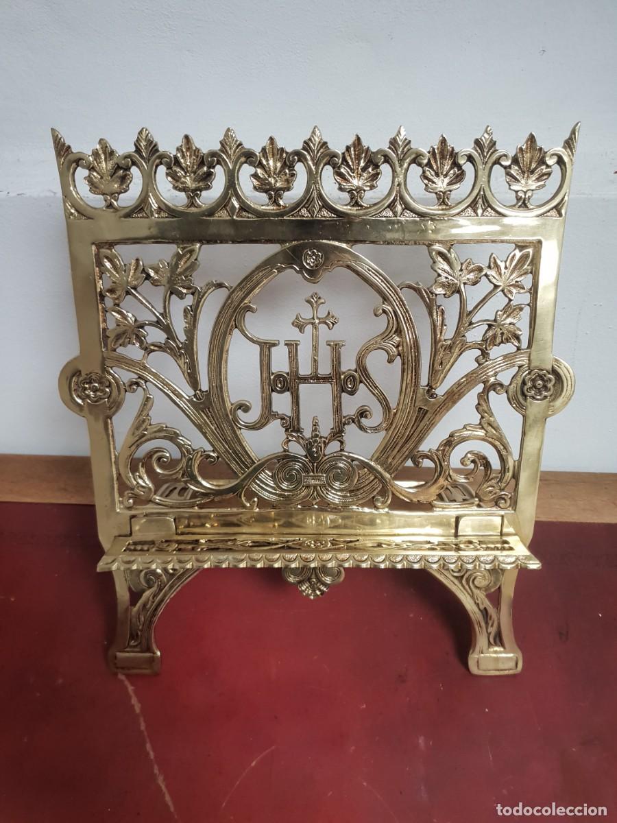 Antig&uuml;edades: Atril metal dorado para altar liturgias