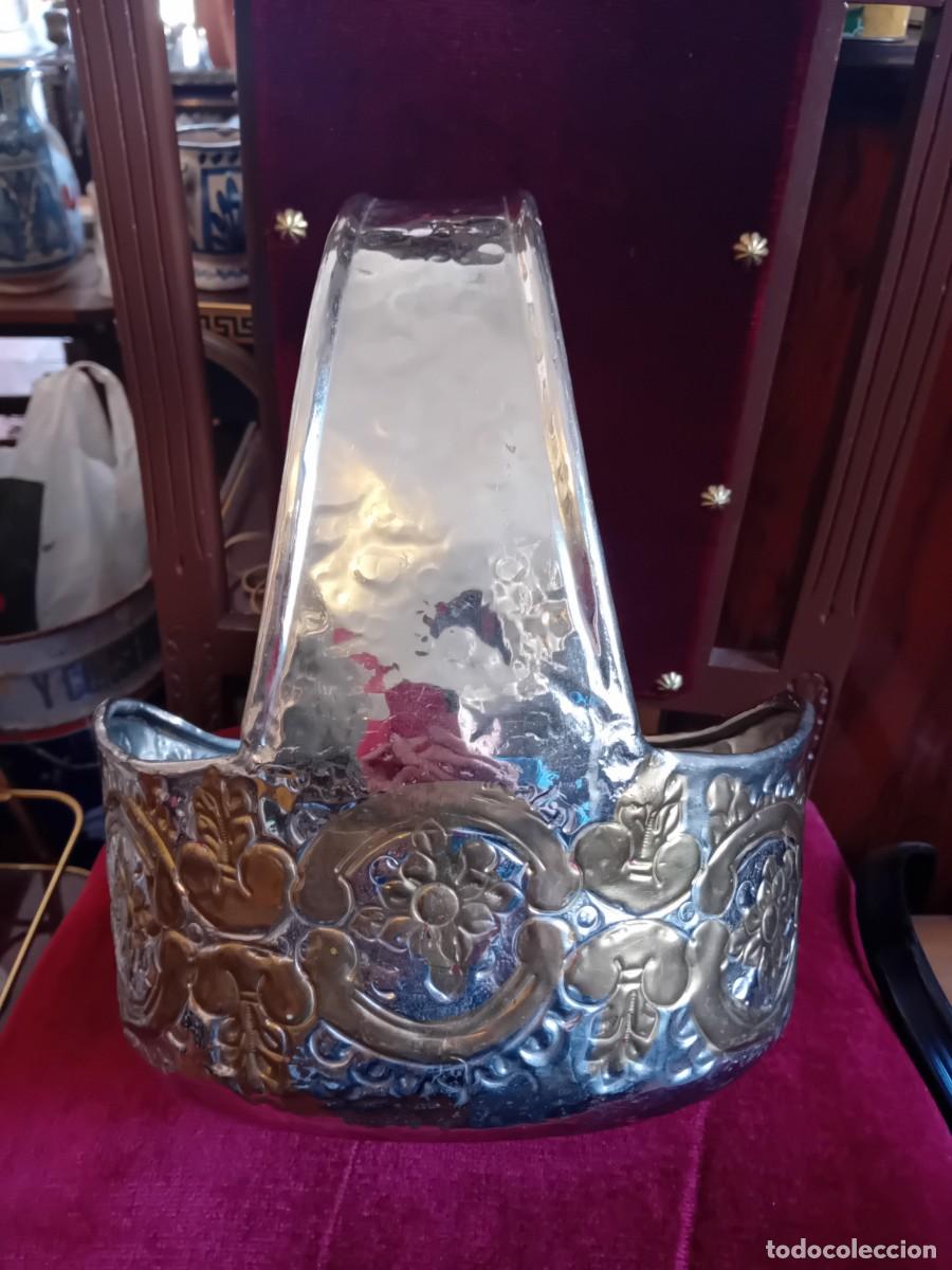 Antig&uuml;edades: Cesta de cobre plateado con decoraci&oacute;n de flores en relieve