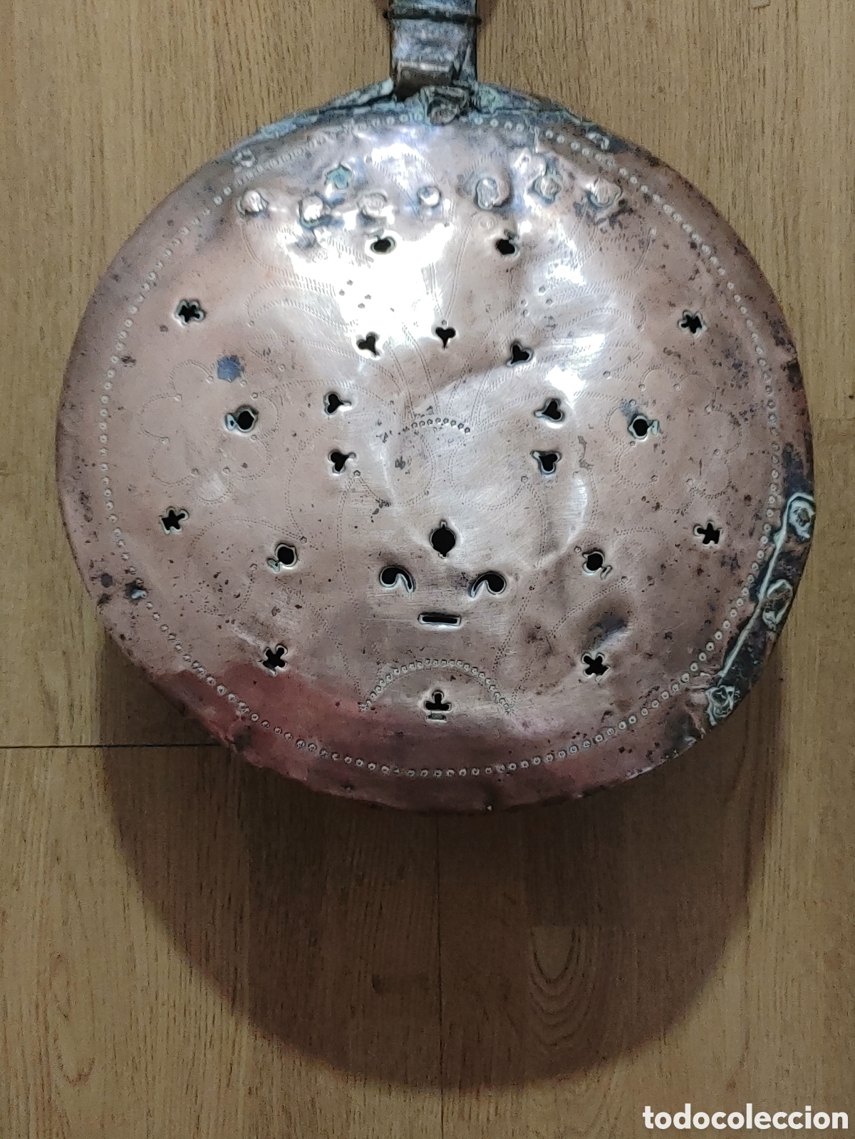Antig&uuml;edades: Calentador en cobre, hierro forjado y madera. Con calados de corazones y flor de lis.