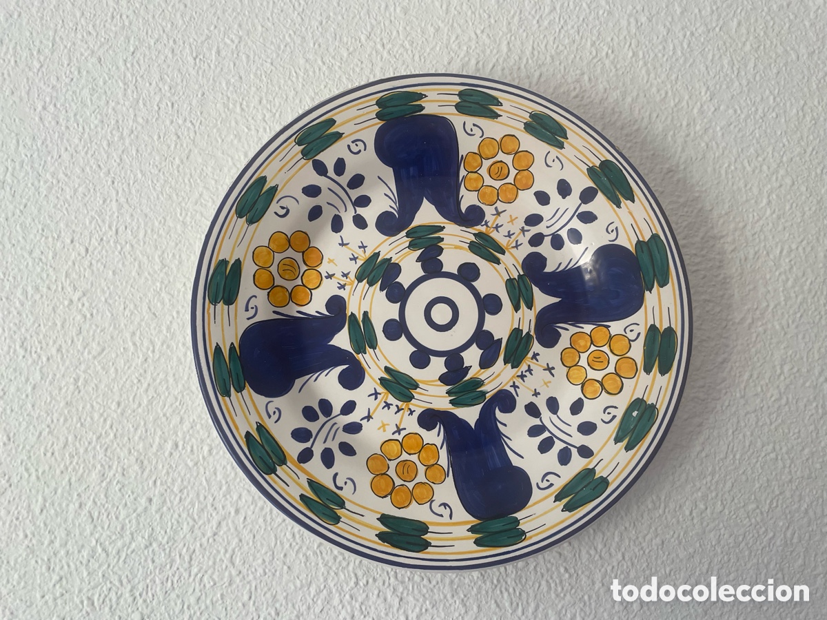 Antig&uuml;edades: Plato cer&aacute;mica espa&ntilde;ola pintado a mano firmado Crespo, azul verde amarillo, 32 cm, s. XX