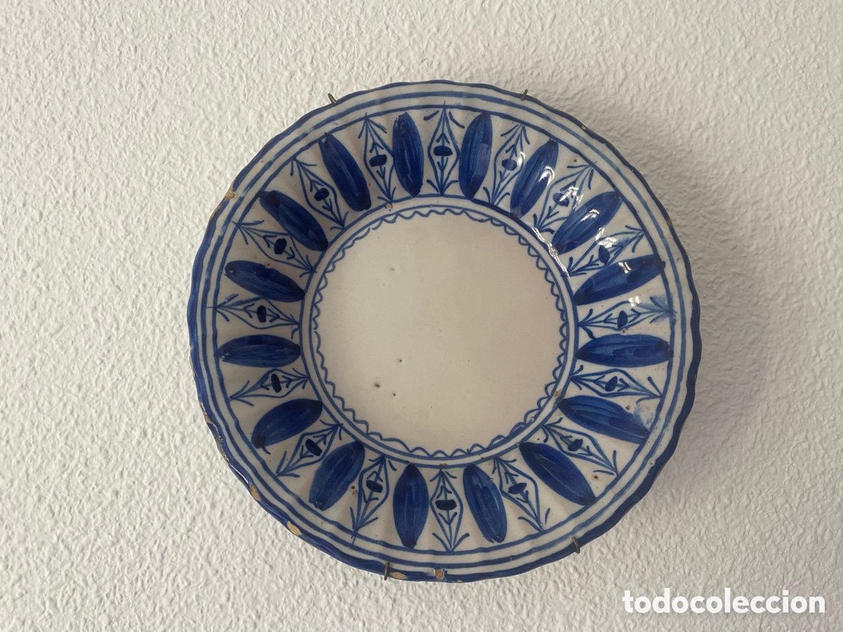 Antig&uuml;edades: Plato hondo loza espa&ntilde;ola azul y blanco, hojas lanceoladas, borde lobulado, s. XIX, 27 cm