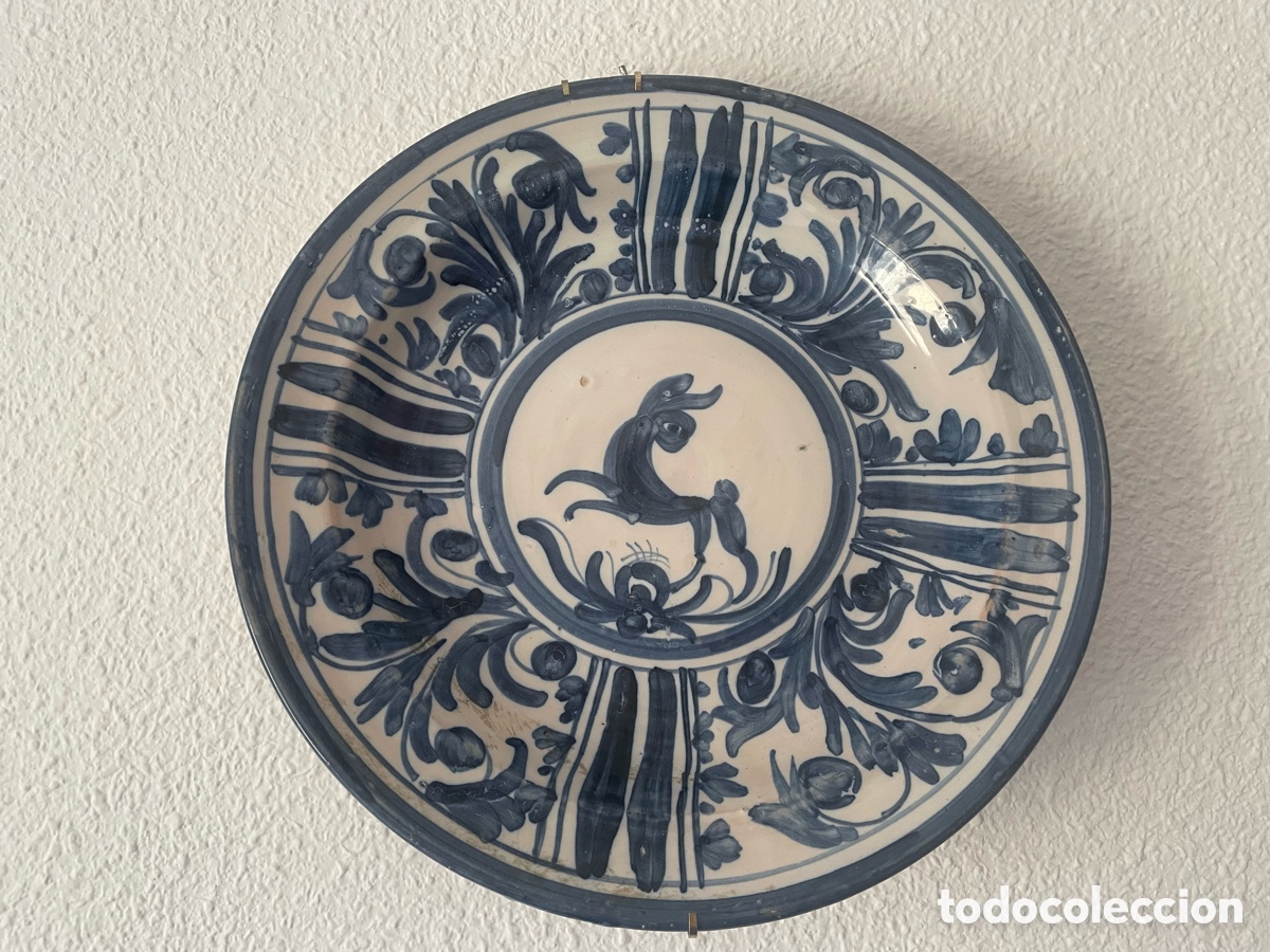 Antig&uuml;edades: Plato cer&aacute;mica espa&ntilde;ola azul y blanco animal central acanto 31,5 cm