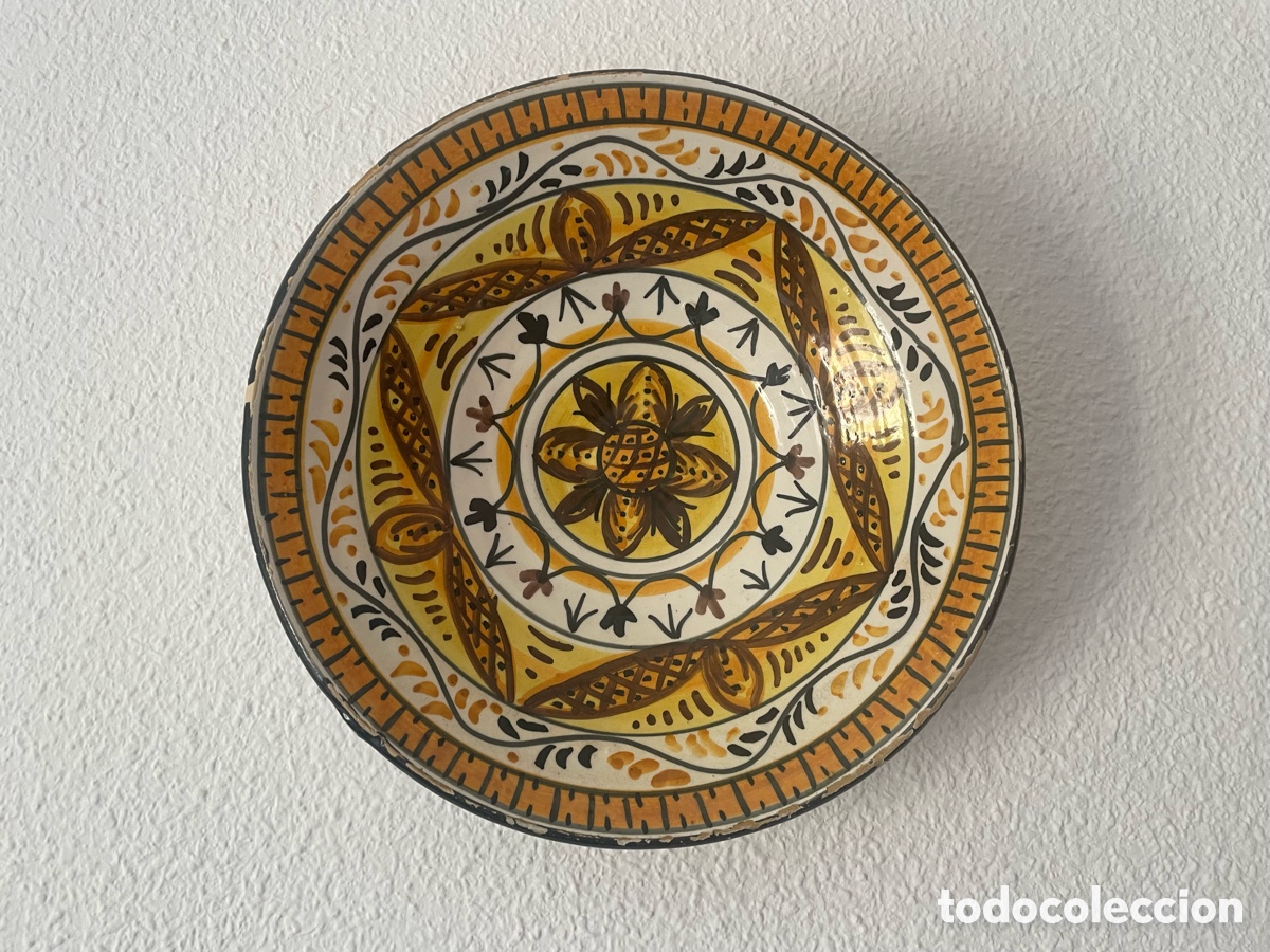 Antig&uuml;edades: Cuenco cer&aacute;mica espa&ntilde;ola popular pol&iacute;croma amarillo ocre marr&oacute;n negro floral 30 cm