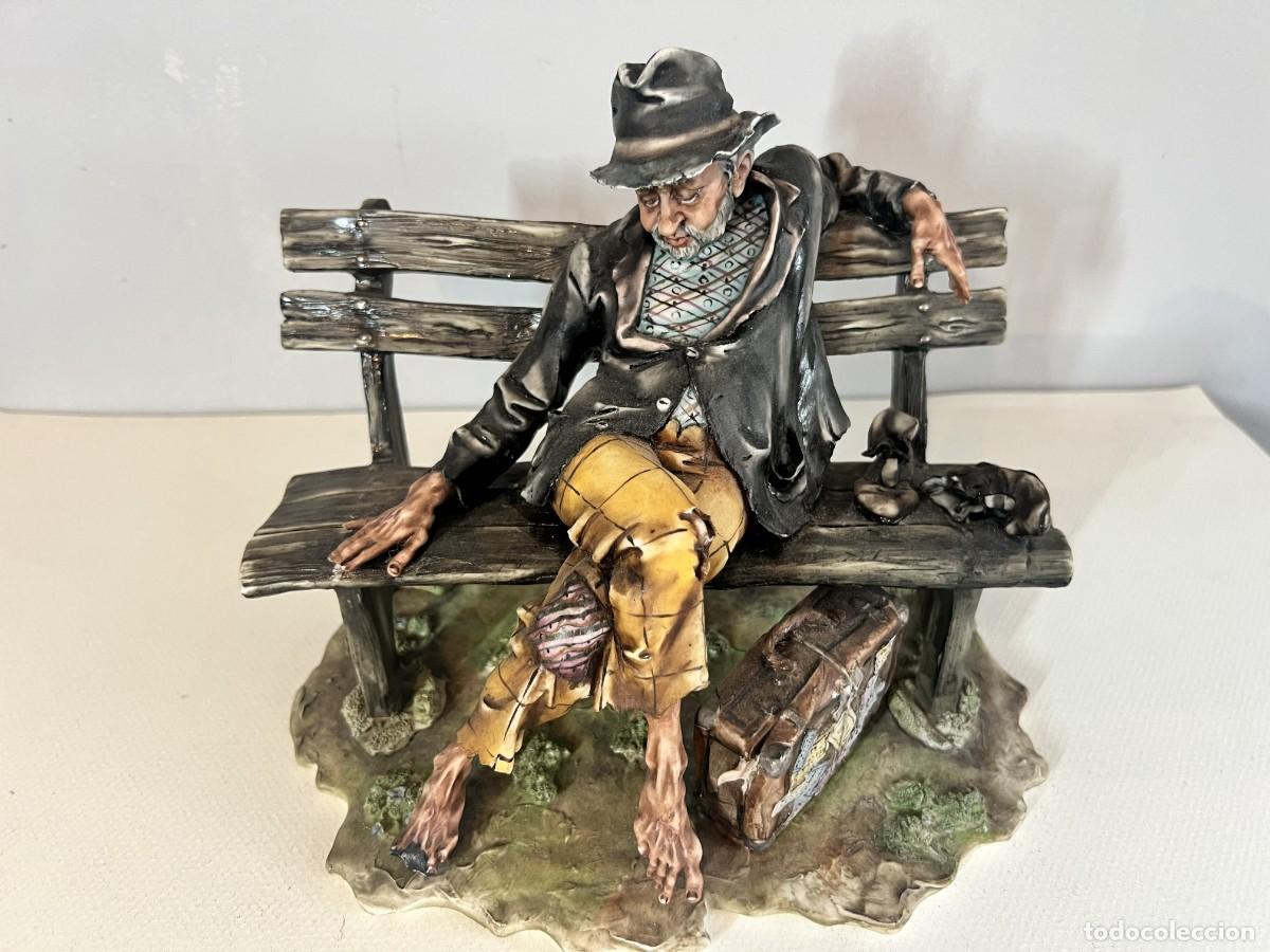 Antig&uuml;edades: Escultura Porcelana Capodimonte: Vagabundo en banco.