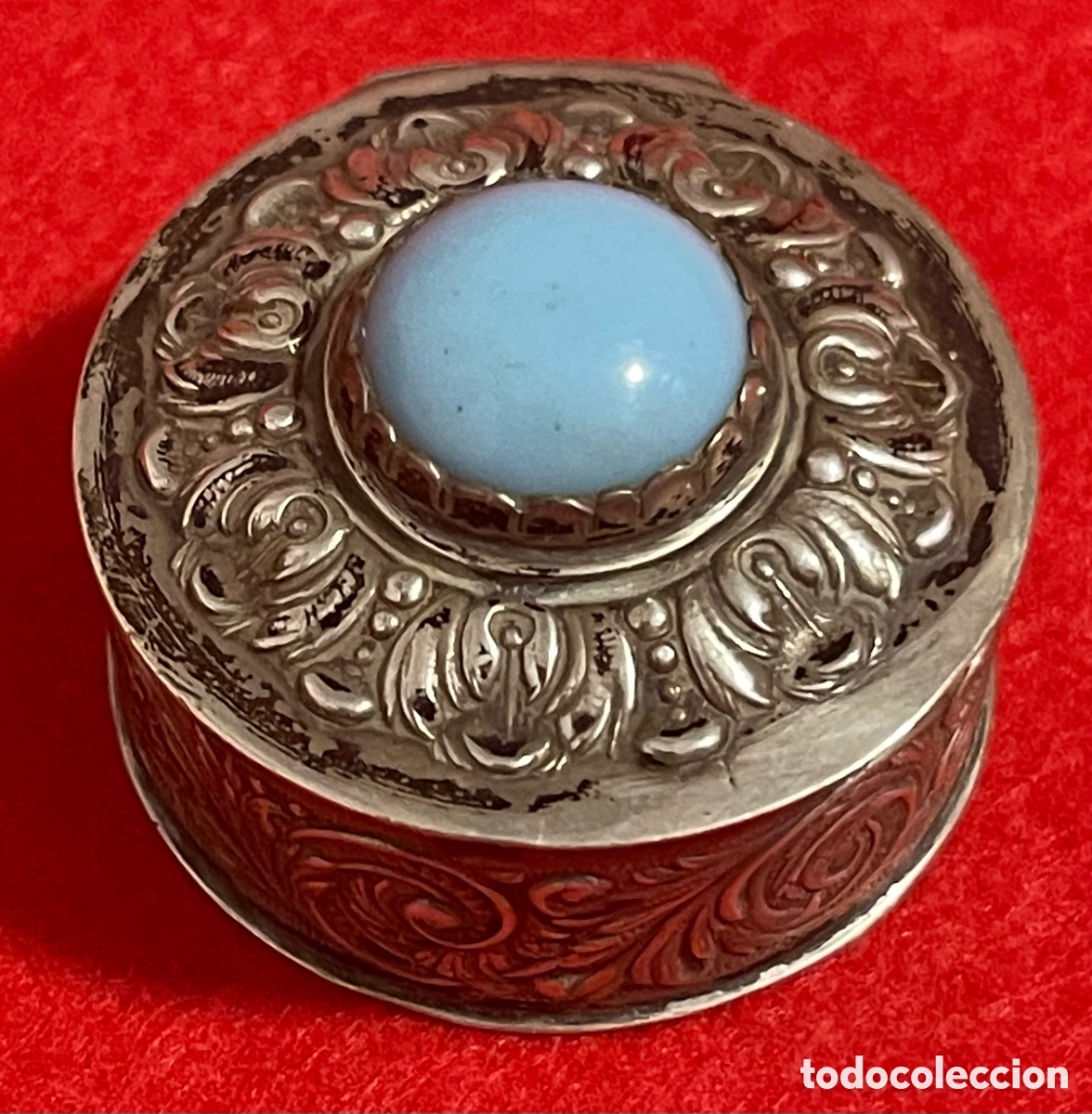 Antig&uuml;edades: Hermosa caja Pastillero, en plata de ley contrastada, y piedra azul central.