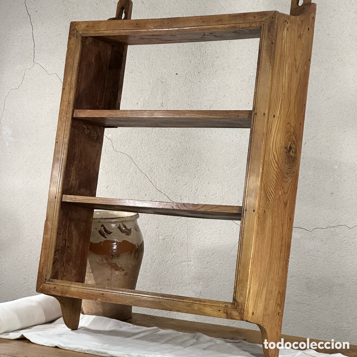 Antig&uuml;edades: Estanter&iacute;a antigua de madera de pino. Segovia, s.XIX. Mueble estante balda vitrina alacena.
