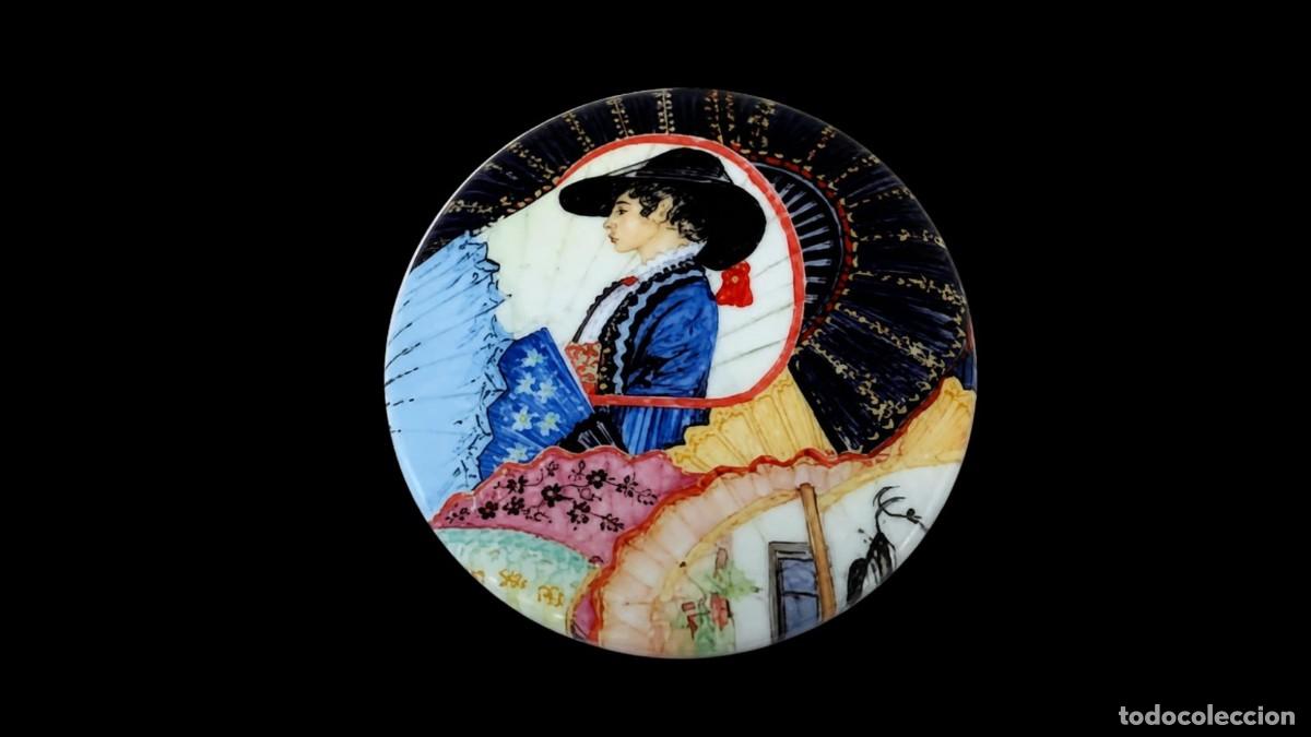 Antiques: TAPA DE PORCELANA PINTADA A MANO - DAMA ESPA&Ntilde;OLA CON ABANICO - COSTUMBRISTA - A&Ntilde;OS 60/70