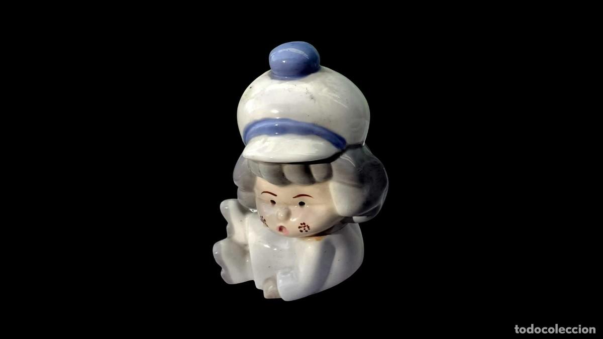 Antiguidades: FIGURA DE PORCELANA - MU&Ntilde;ECA CHINA CON SOMBRERO AZUL - PINTADA A MANO - VINTAGE A&Ntilde;OS 50/70