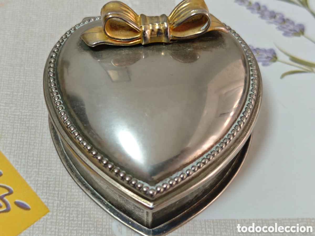 Antig&uuml;edades: Bonito joyero en metal plateado y dorado con terciopelo