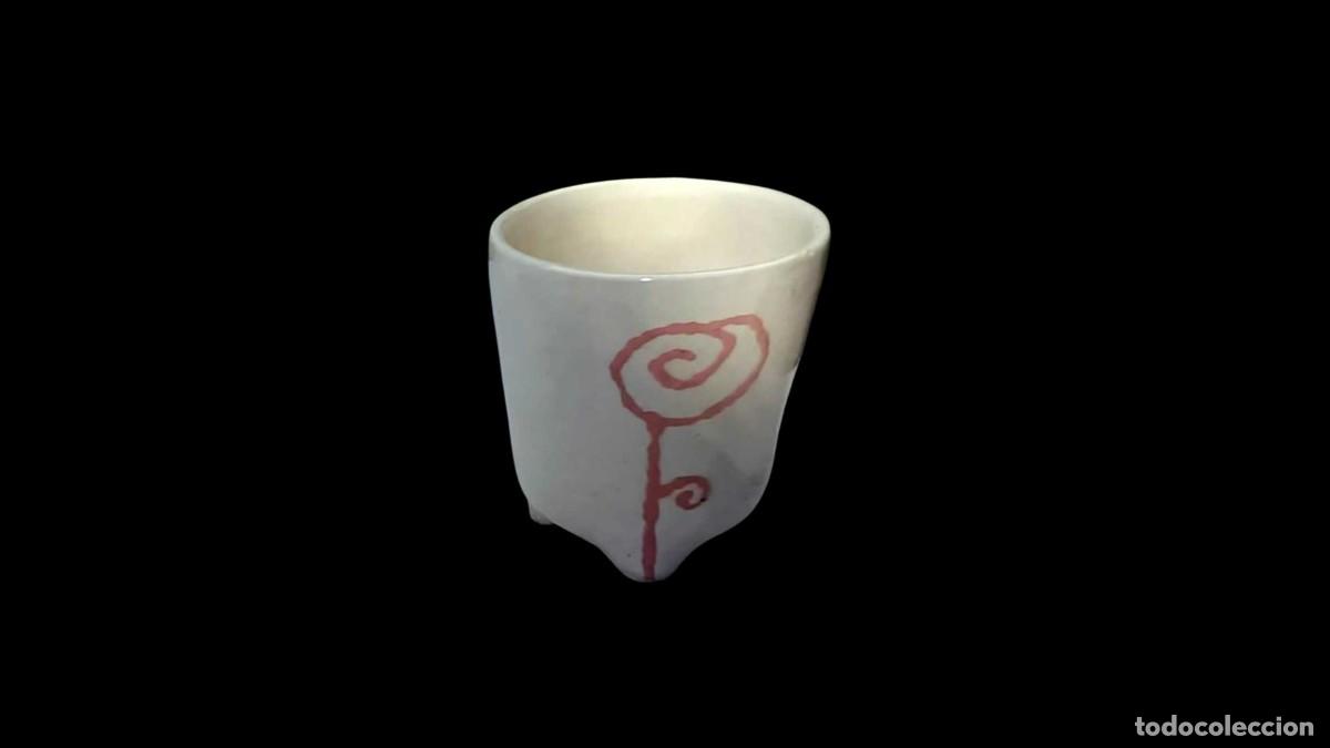 Antig&uuml;edades: TAZA DE CER&Aacute;MICA ARTESANAL CON TRES PATAS - ROSA ESPIRAL PINTADA A MANO - ESTILO NAIF - A&Ntilde;OS 70/80