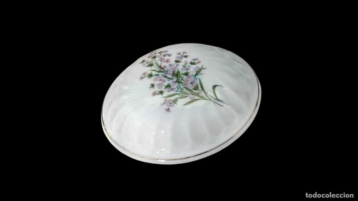 Antiquit&eacute;s: TAPA DE PORCELANA OVAL - RAMO FLORAL LILA Y ROSA - RELIEVE ACANALADO - FILO DORADO - VINTAGE A&Ntilde;OS 60