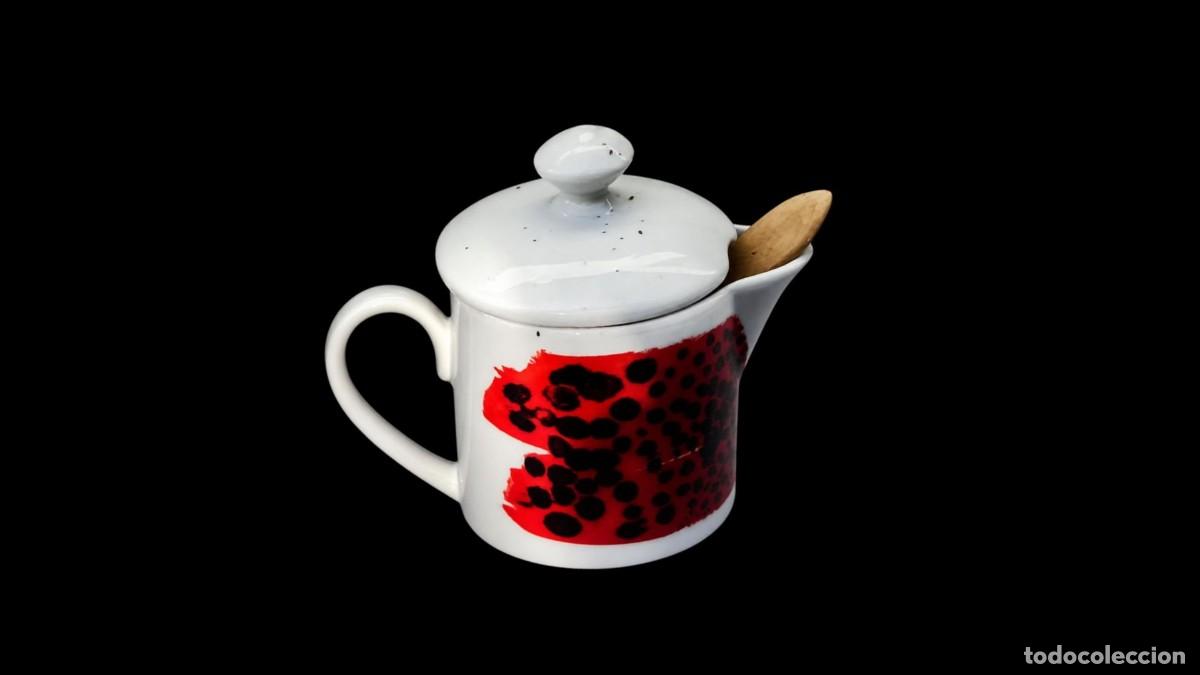 Antiguidades: TETERA DE PORCELANA CON TAPA - MANCHAS ROJAS Y NEGRAS PINTADAS A MANO - A&Ntilde;OS 70/80