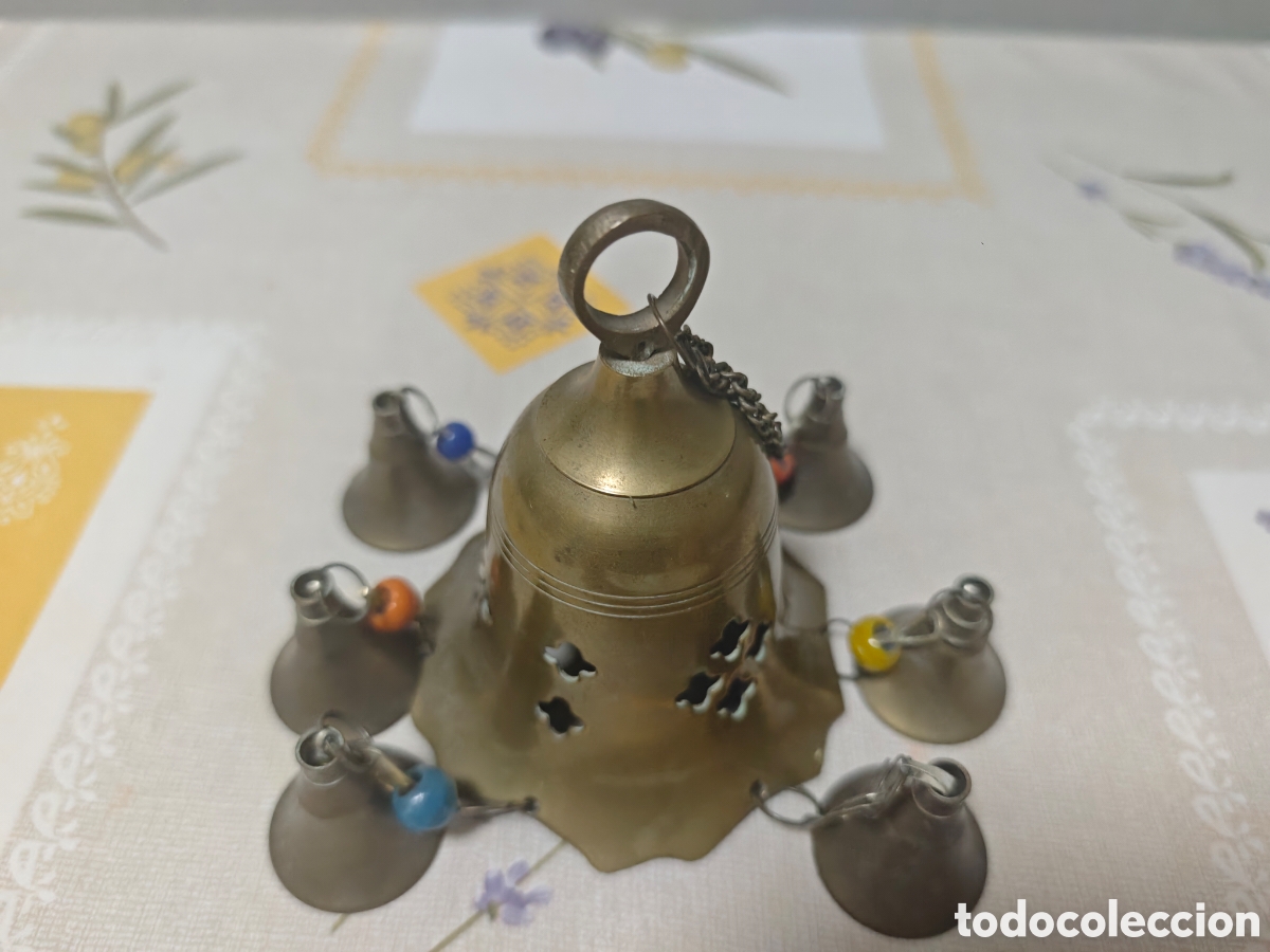 Antig&uuml;edades: Campana de bronce con peque&ntilde;as campanitas