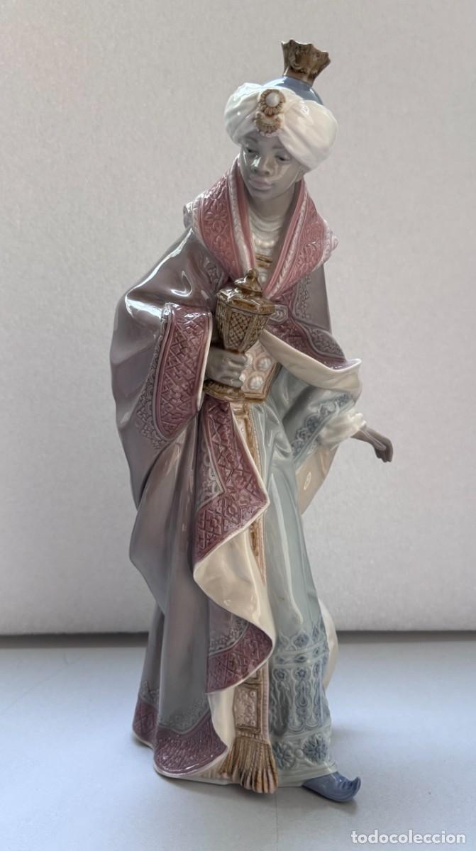 Antig&uuml;edades: Figura porcelana Lladro de Rey Baltasar de nacimiento / belen