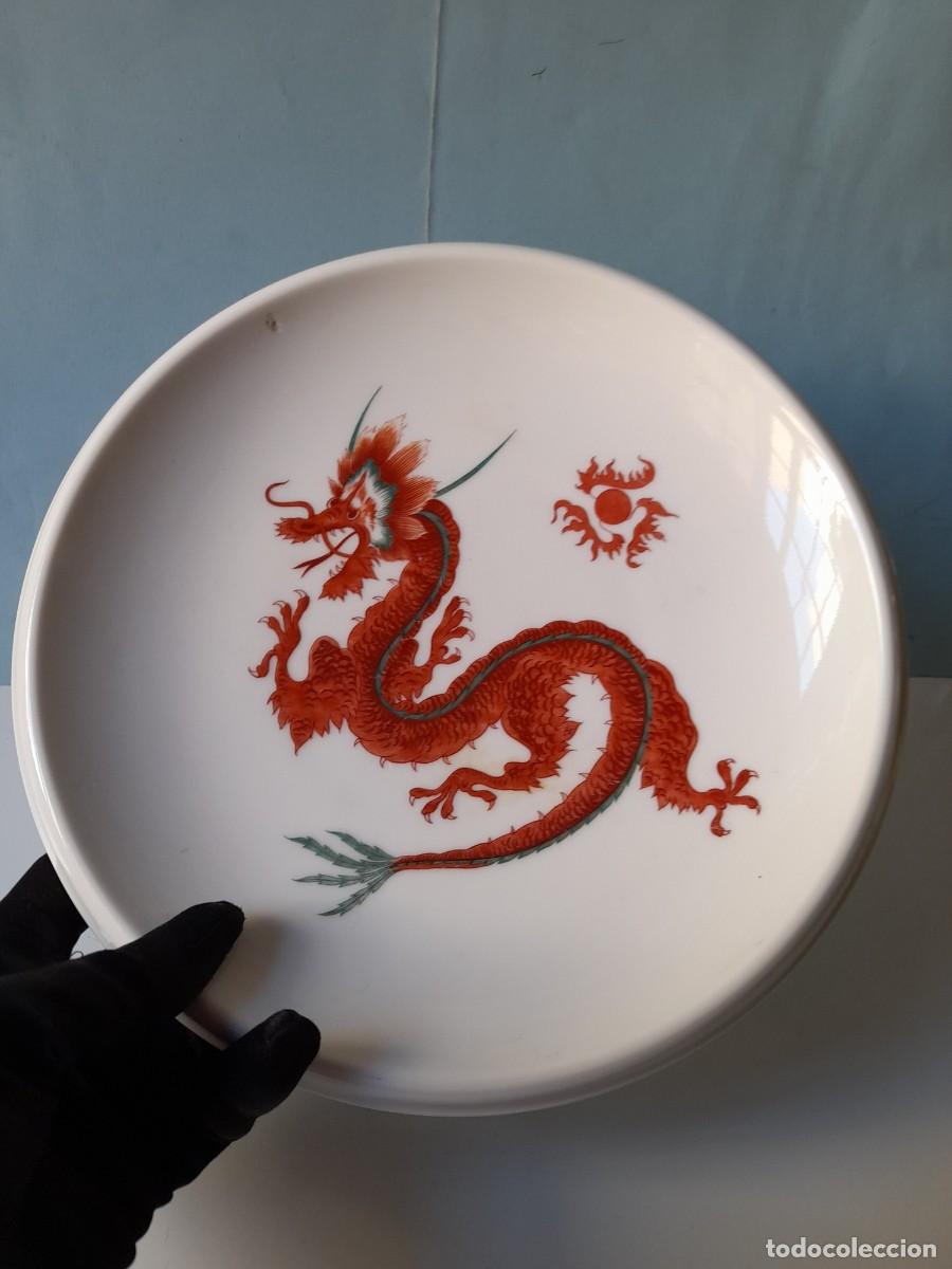 Antig&uuml;edades: Plato Porcelana blanco con drag&oacute;n chino rojo marca Rosenthal Germany
