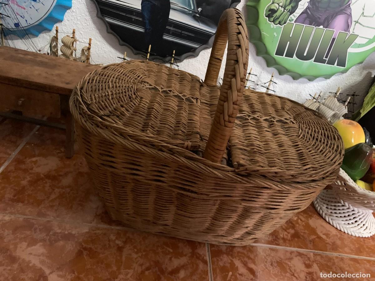 Antig&uuml;edades: cesta de mimbre doble tapa