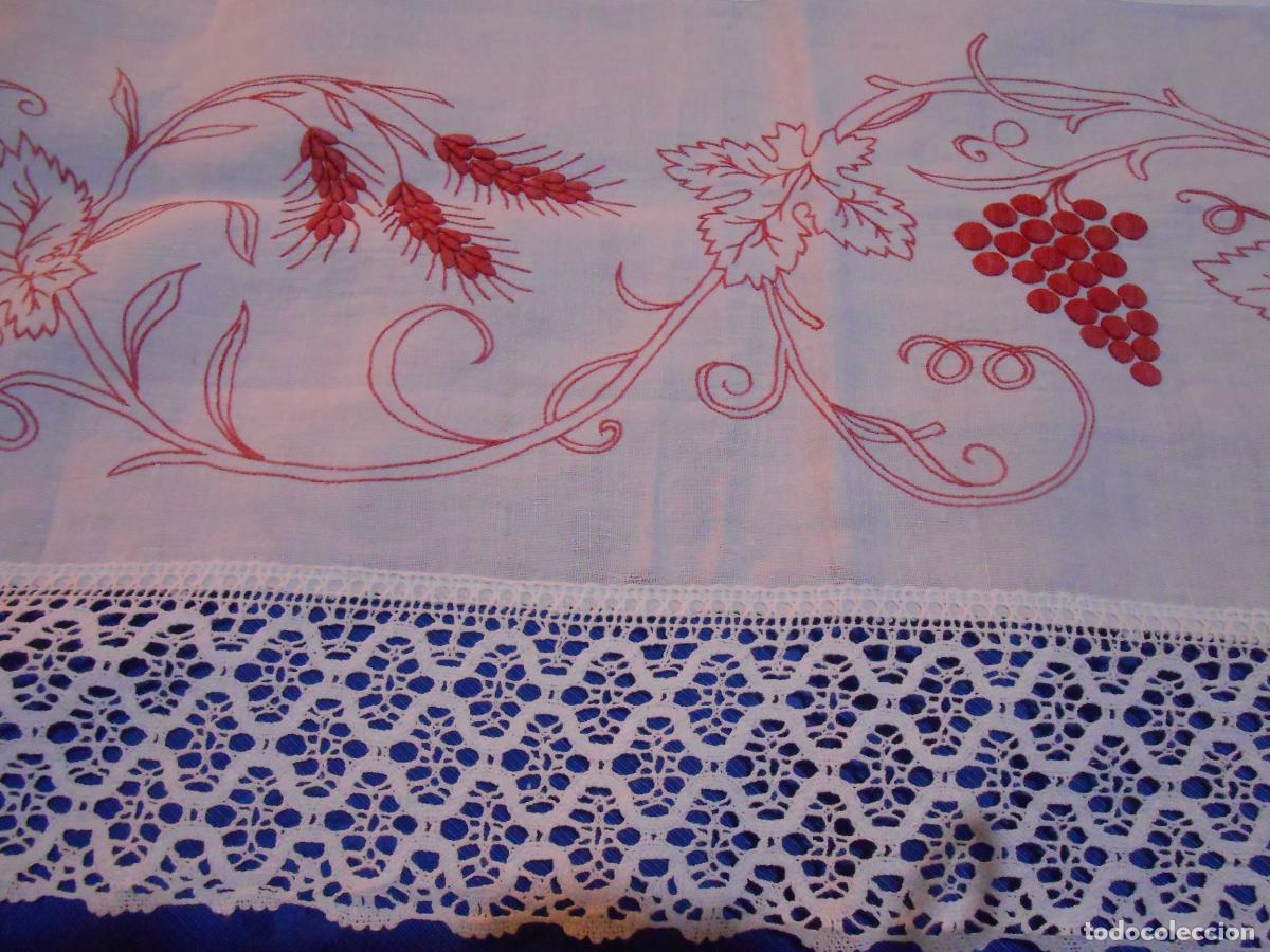 Antig&uuml;edades: Muy antiguo frente altar. Lino Blanco, bordados manual en color Rojo 40 x 254 cm