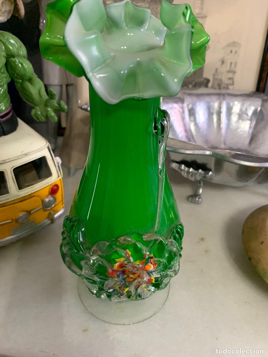 Antig&uuml;edades: Jarr&oacute;n vintage de cristal art&iacute;stico de Murano con parte superior con volantes y flores