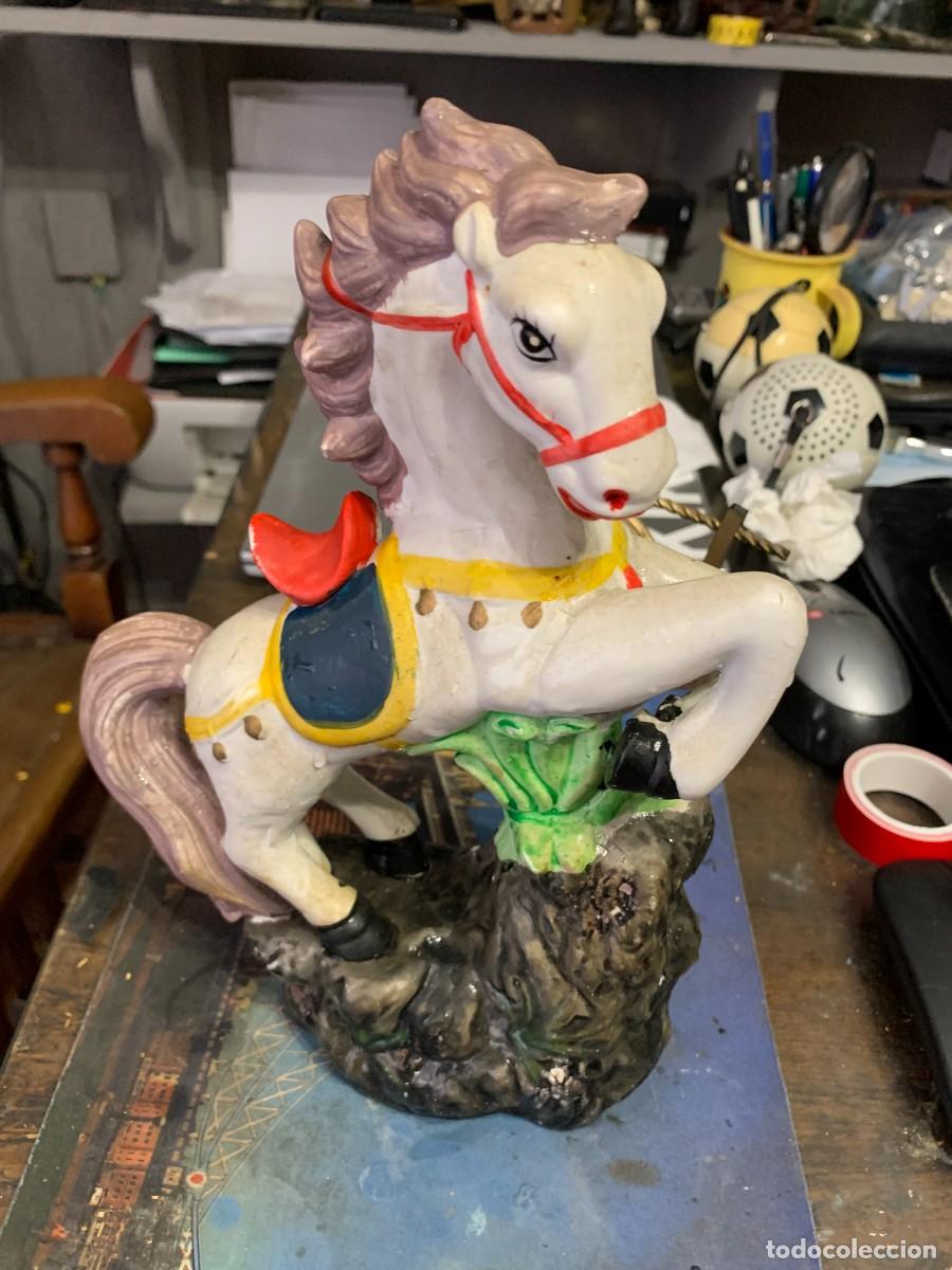 Antig&uuml;edades: caballo de biscuit pintado