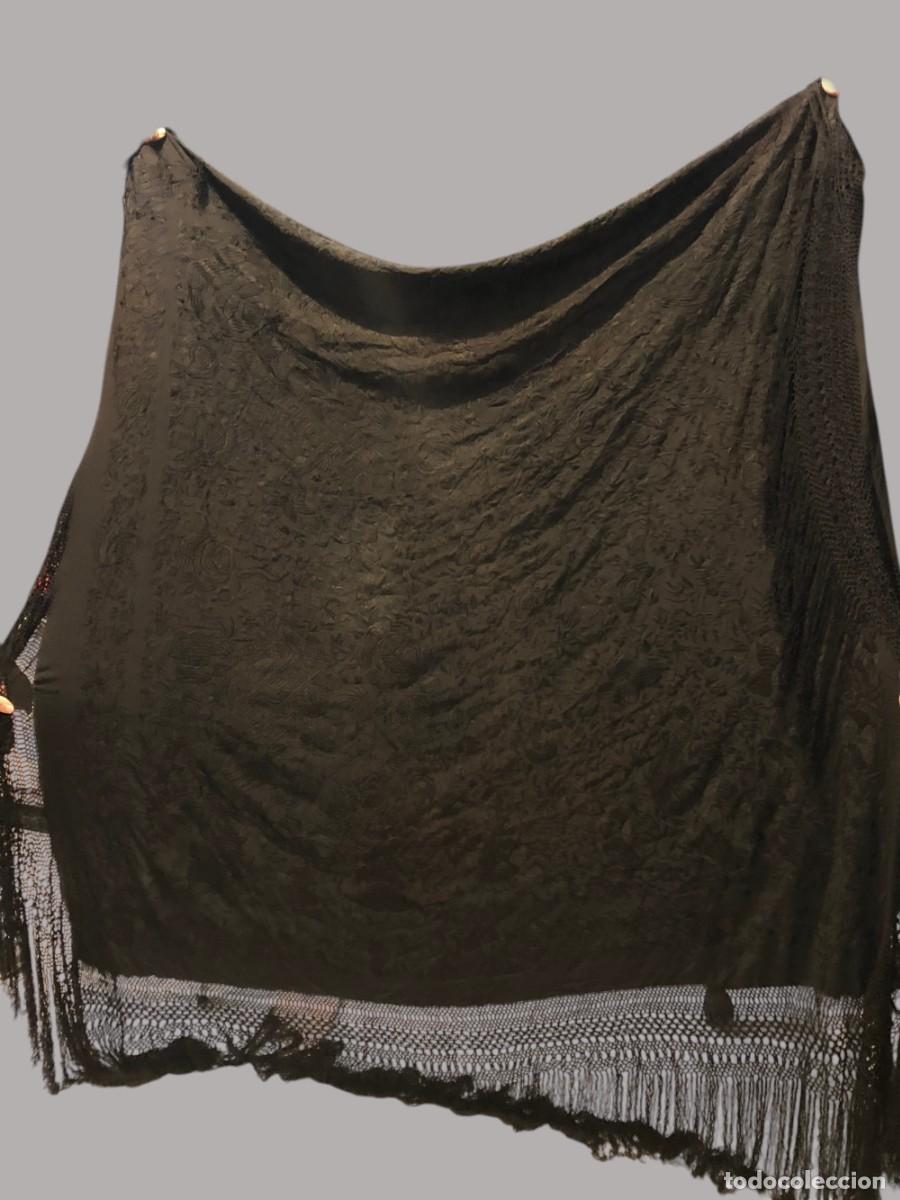 Antig&uuml;edades: MANTON DE MANILA ALA DE MOSCA CON CHINOS, BORDADO MANUAL