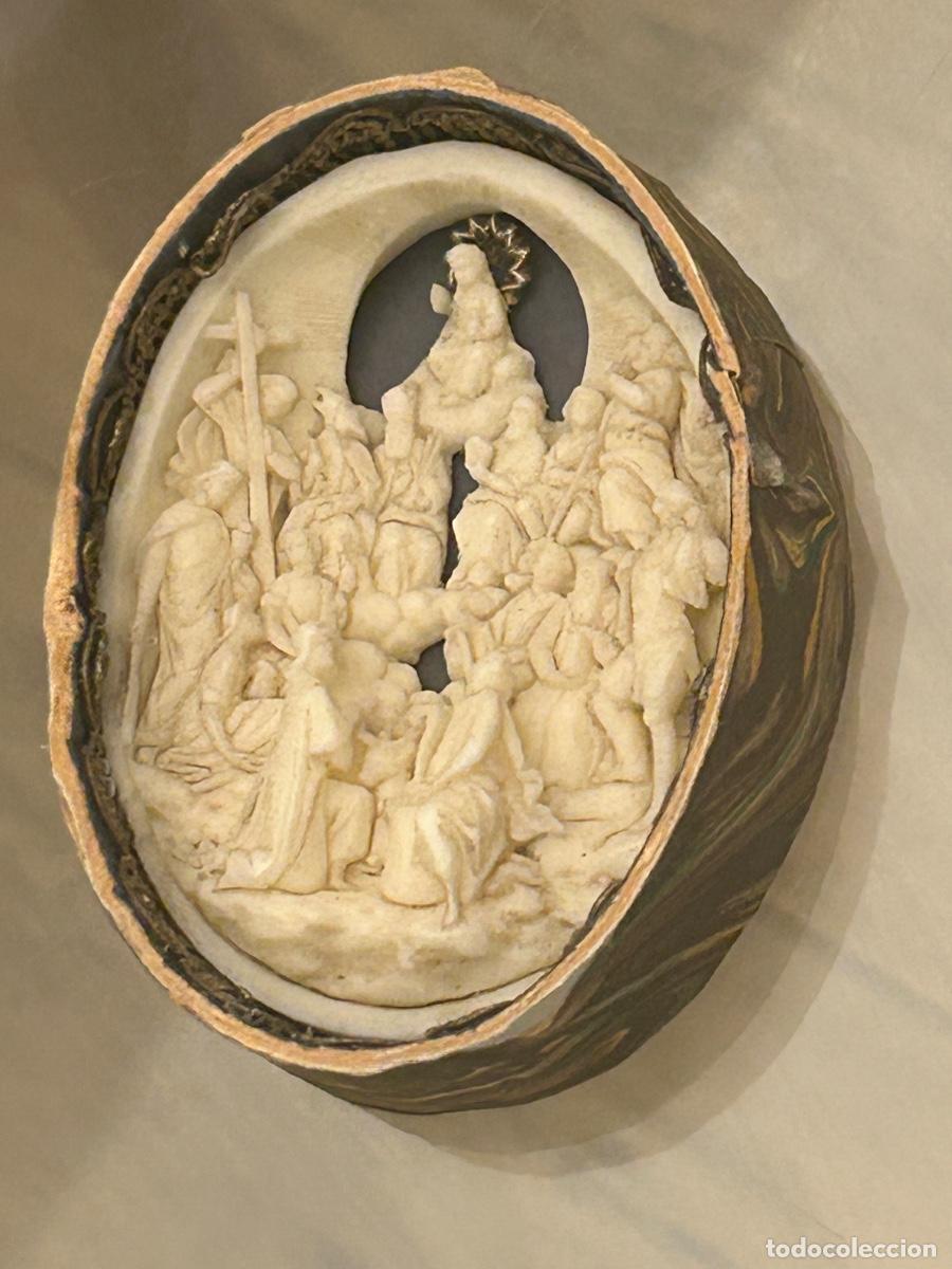 Antig&uuml;edades: Antiguo relicario alto relieve de cera esculpida S. XVIII