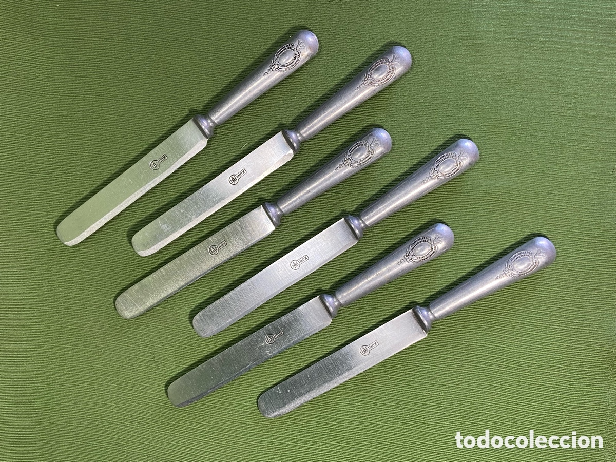 Antig&uuml;edades: Seis cuchillos cubiertos. Cast steel. Tres coronas. Acero inoxidable.
