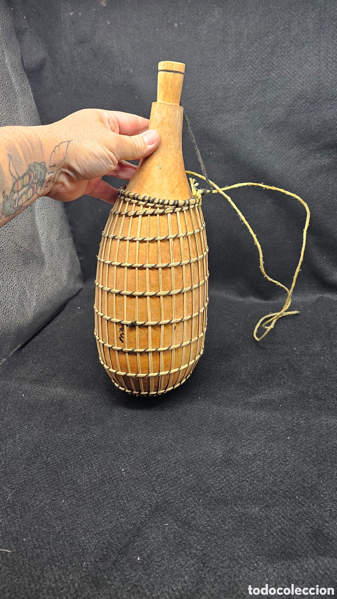 Antig&uuml;edades: Botella / cantimplora de calabaza de Agua con malla de fibras naturales