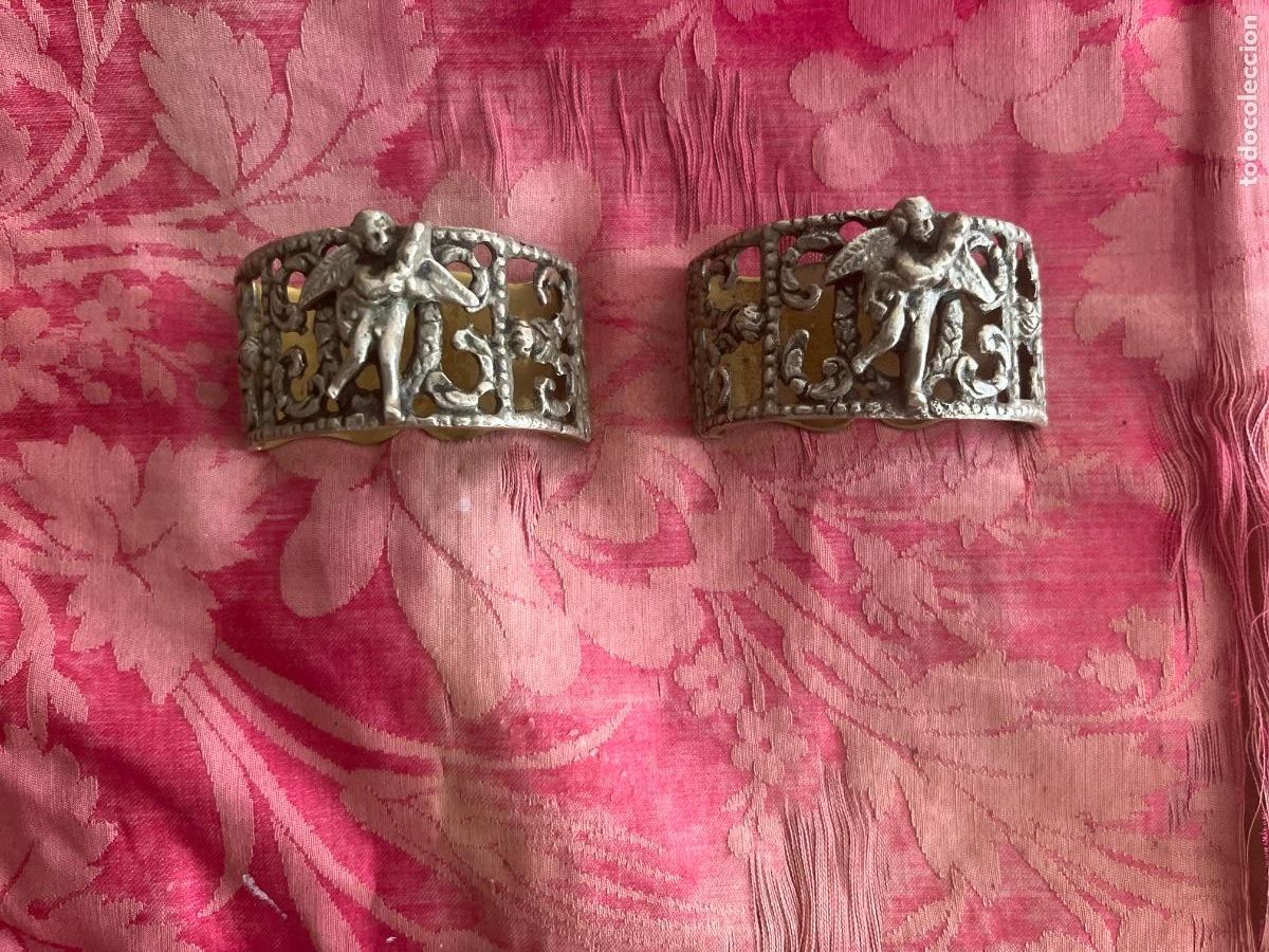 Antig&uuml;edades: Antigua pareja de servilleteros.Realizados en metal plateado y dorado.Representado &aacute;ngel o querub&iacute;n.