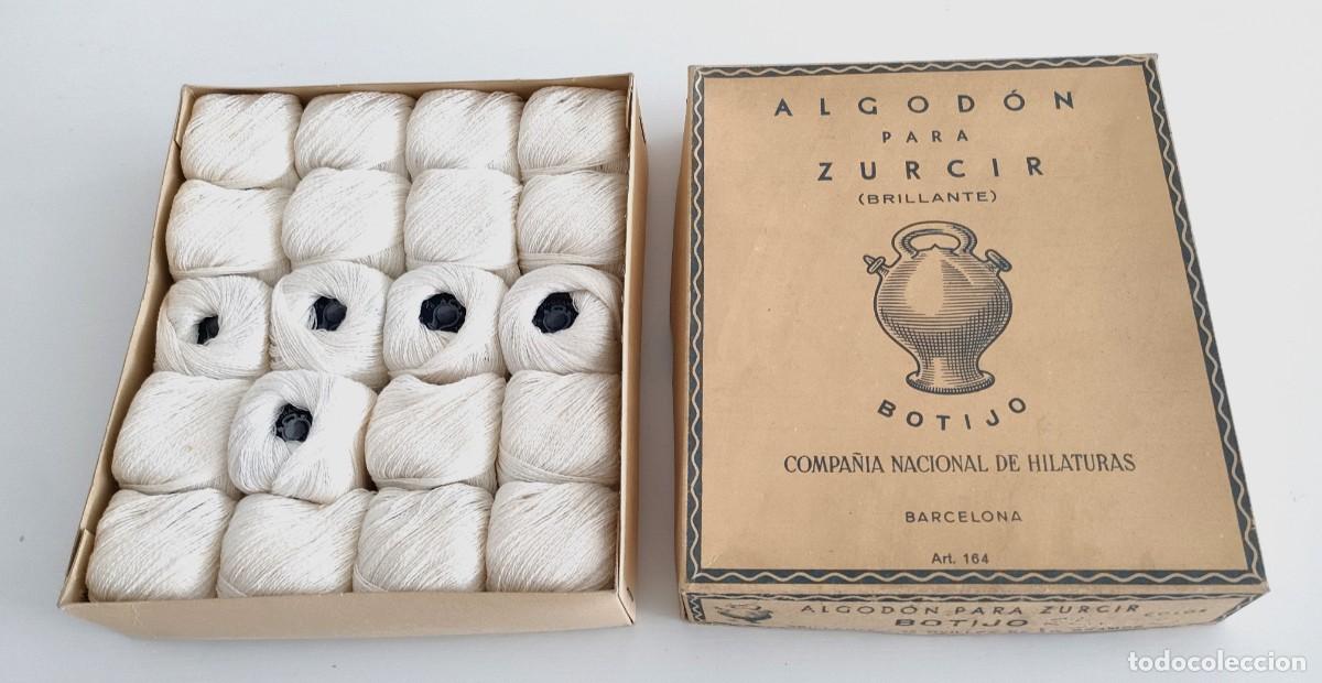 Antig&uuml;edades: Antigua caja con 20 ovillos blancos de algod&oacute;n para zurcir marca Botijo (Cia. Nacional de Hilaturas)