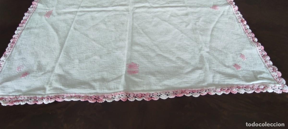 Antig&uuml;edades: ANTIGUO MANTELITO DE BANDEJA O TE BORDADO VAJILLA ROSA Y PUNTA DE GANCHILLO. MEDIDAS; 63 x 53
