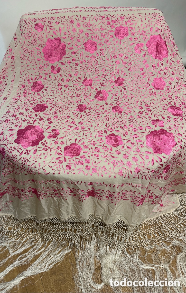 Antig&uuml;edades: Mant&oacute;n blanco roto con flores bordadas rosas . 270 cm total