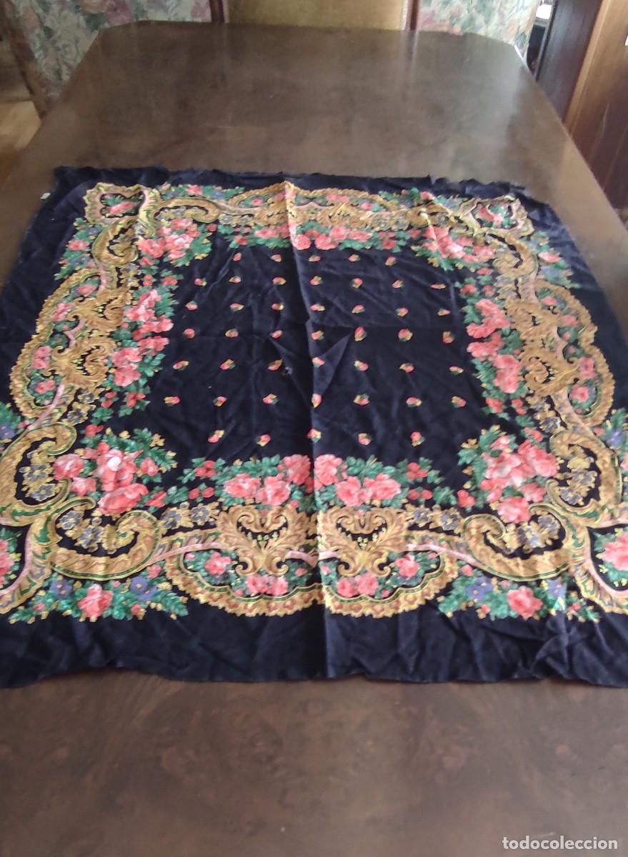 Antig&uuml;edades: ANTIGUO PA&Ntilde;UELO DE HOMBROS FLORAL FABRICADO EN PORTUGAL. MEDIDAS 82 x 73