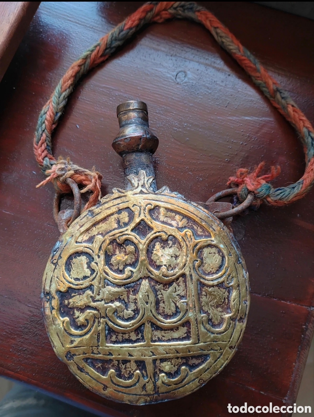 Antig&uuml;edades: Frasco de p&oacute;lvora un recipiente antiguo.
