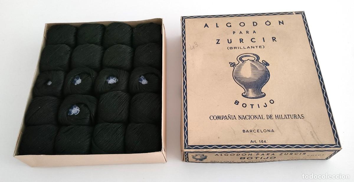 Antig&uuml;edades: Antigua caja con 20 ovillos negros de algod&oacute;n para zurcir marca Botijo (Cia. Nacional de Hilaturas)