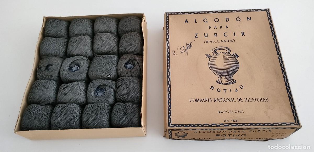 Antig&uuml;edades: Antigua caja con 20 ovillos grises de algod&oacute;n para zurcir marca Botijo (Cia. Nacional de Hilaturas)