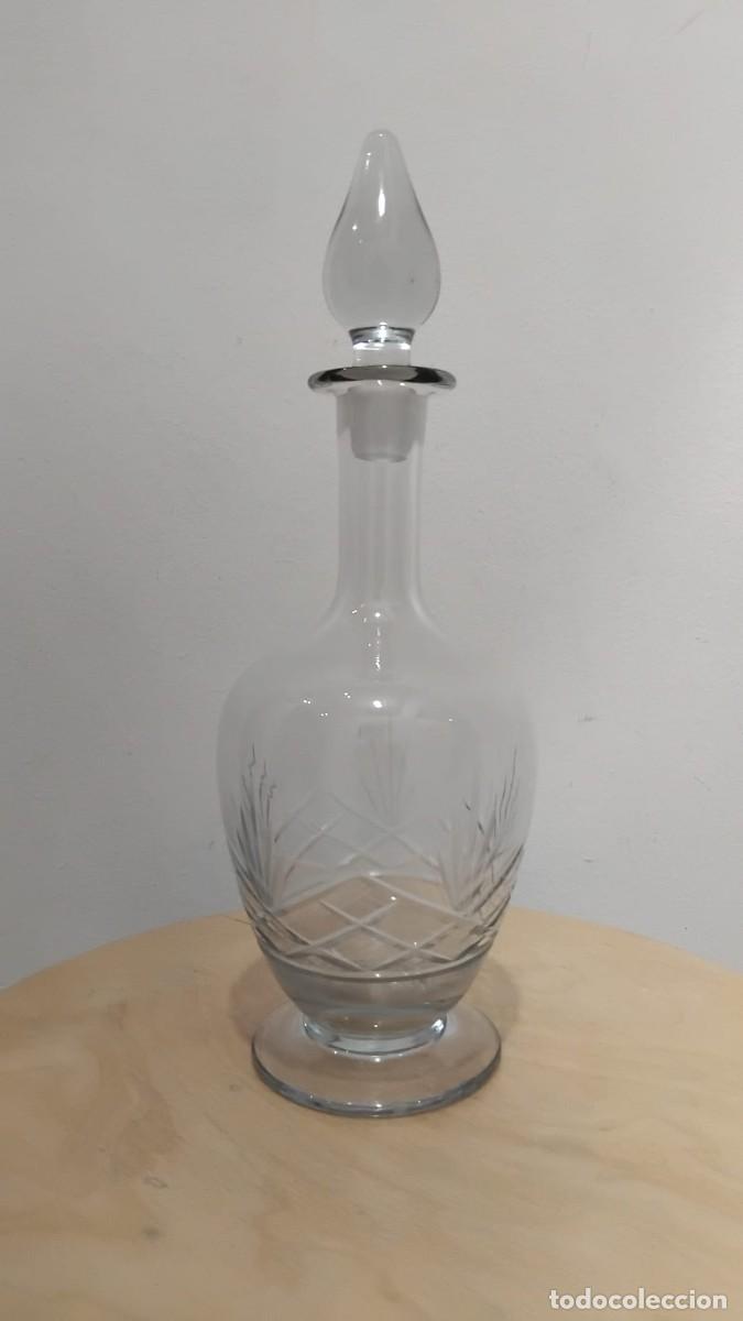 Antig&uuml;edades: Elegante licorera o decantador vintage fabricado en cristal macizo tallado de alta calidad. Cuenta c