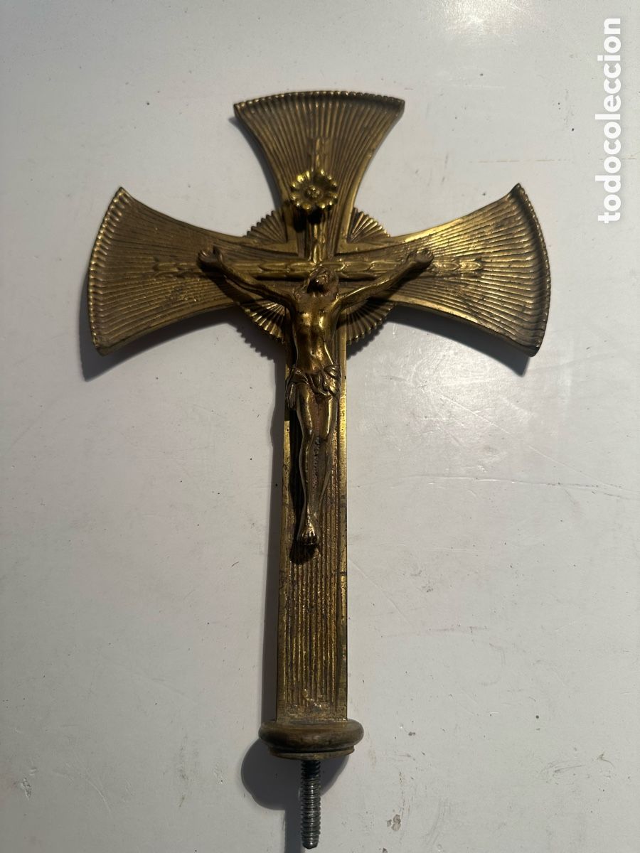 Antig&uuml;edades: BONITA CRUZ REMATE VARA PROCESIONAL ANTIGUA DE BRONCE . 26CM.