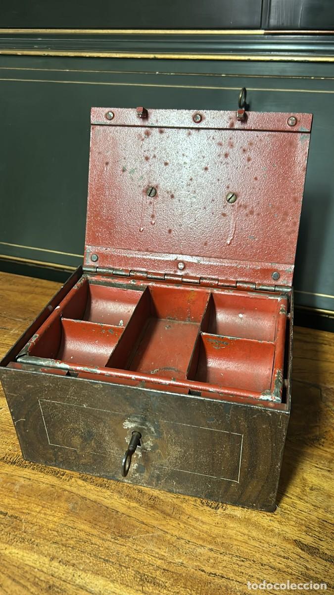 Antig&uuml;edades: CAJA DE CAUDALES ANTIGUA Y PEQUE&Ntilde;A DE 18 X 16 X 11 CMS. CON LLAVE MUY PESADA