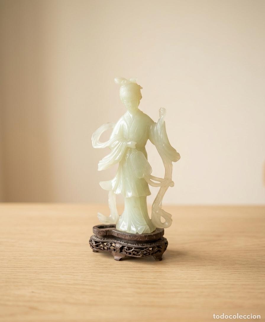 Antiguidades: Figura oriental estilo jade mujer china decorativa con peana