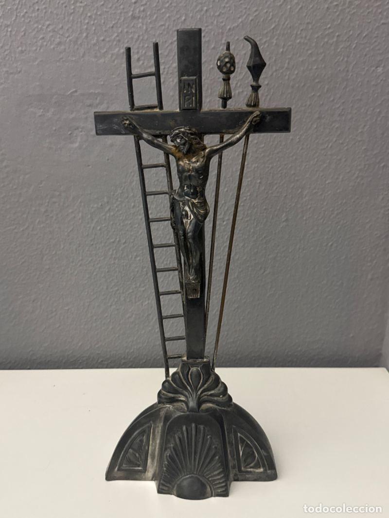 Antig&uuml;edades: Crucifijo Art D&eacute;co Alem&aacute;n Original 1920s | Peltre | Arma Christi | Antig&uuml;edad Religiosa