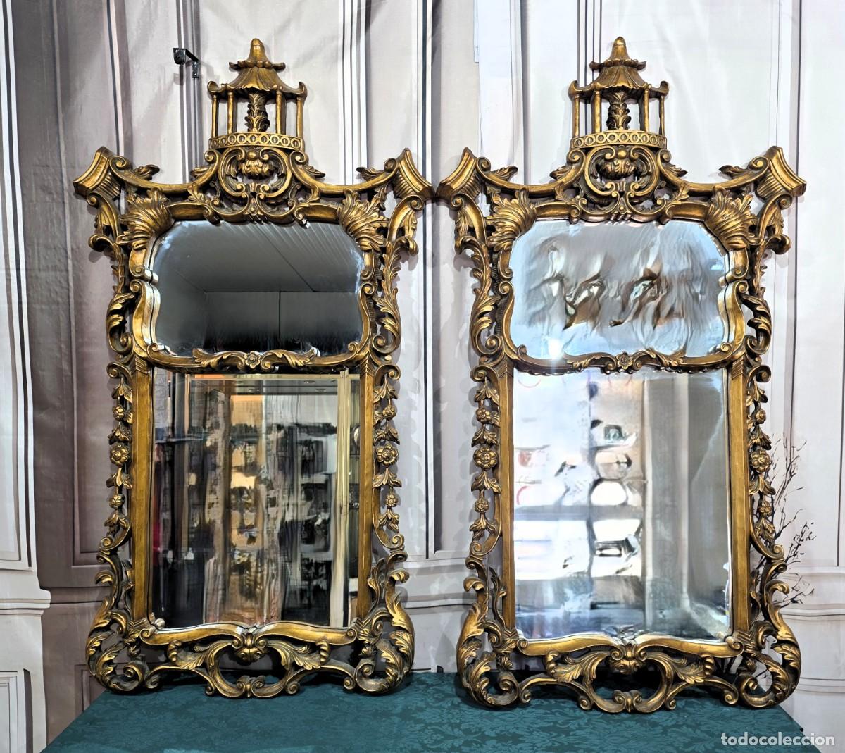Antig&uuml;edades: Pareja de espejos estilo Rococ&oacute; en pan de oro con remates de pagodas.