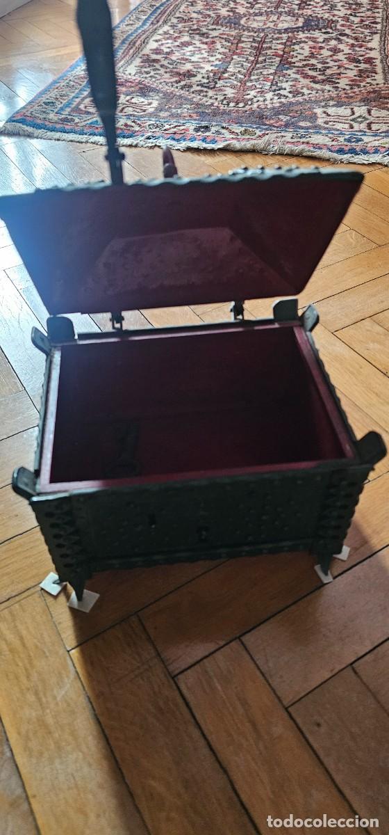 Antig&uuml;edades: Antigua caja de hierro y forja muy pesada