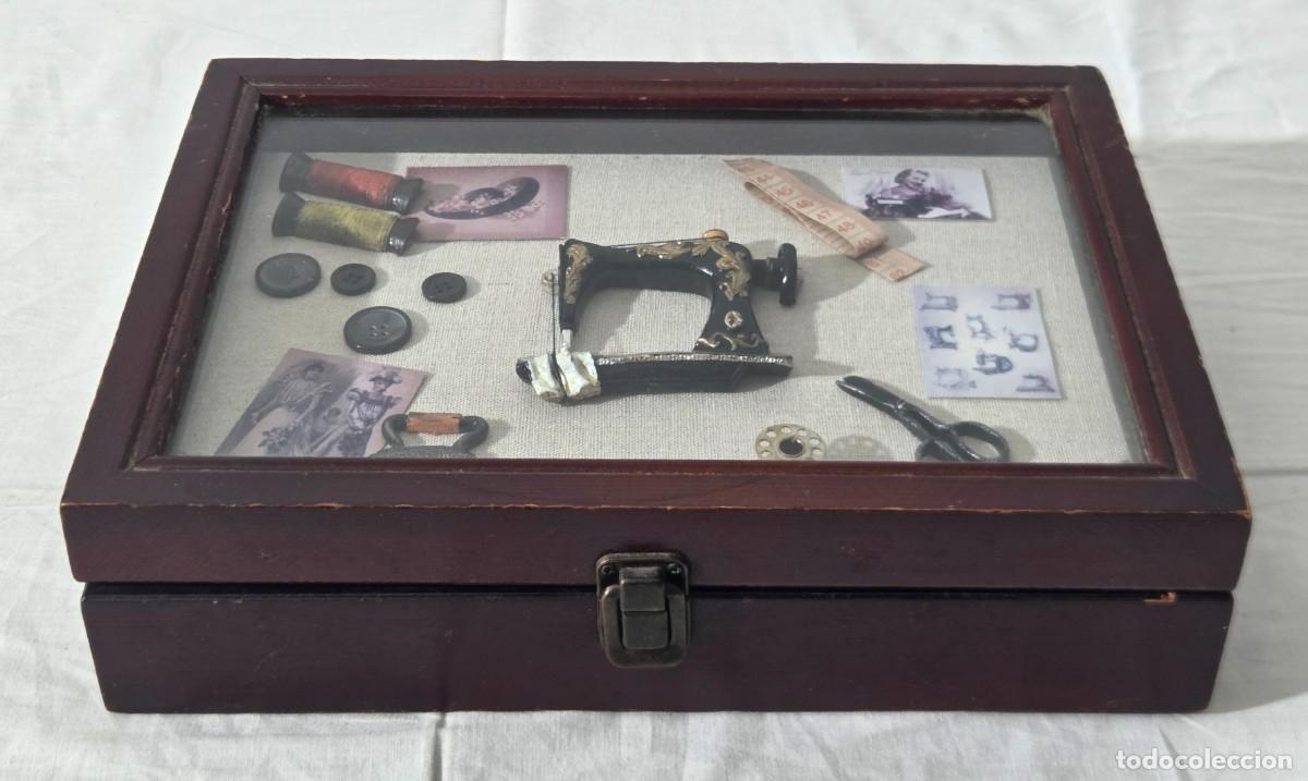 Antig&uuml;edades: Caja de costurero con tapa-urna maquina de coser y plancha miniatura
