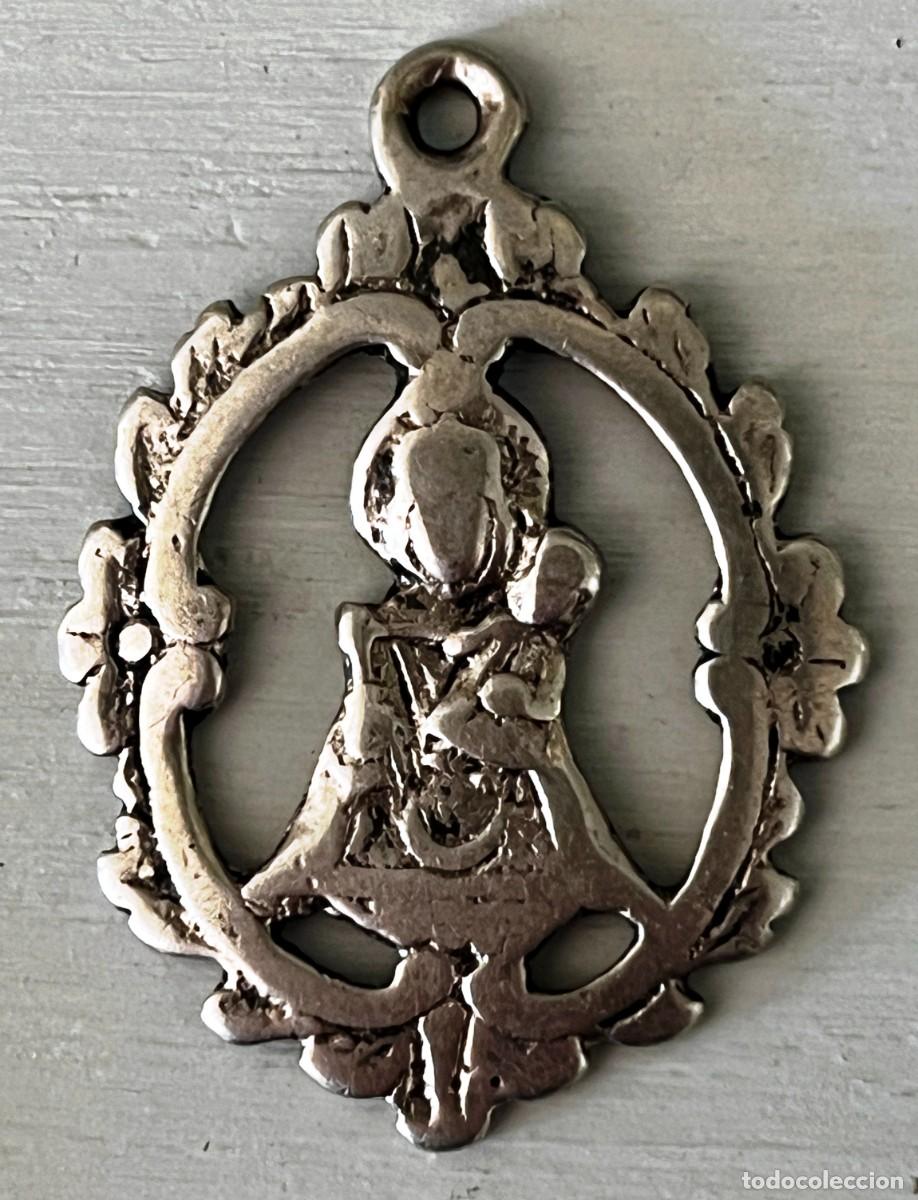 Antig&uuml;edades: Medalla devocional antigua de plata calada &ndash; Virgen / monograma mariano &ndash; Siglo XVIII - XIX