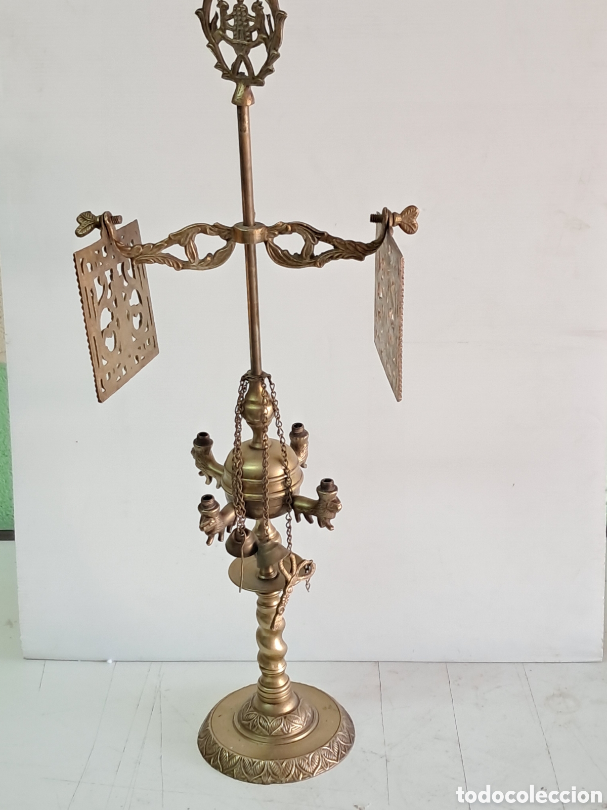 Antig&uuml;edades: Antiguo vel&oacute;n en bronce