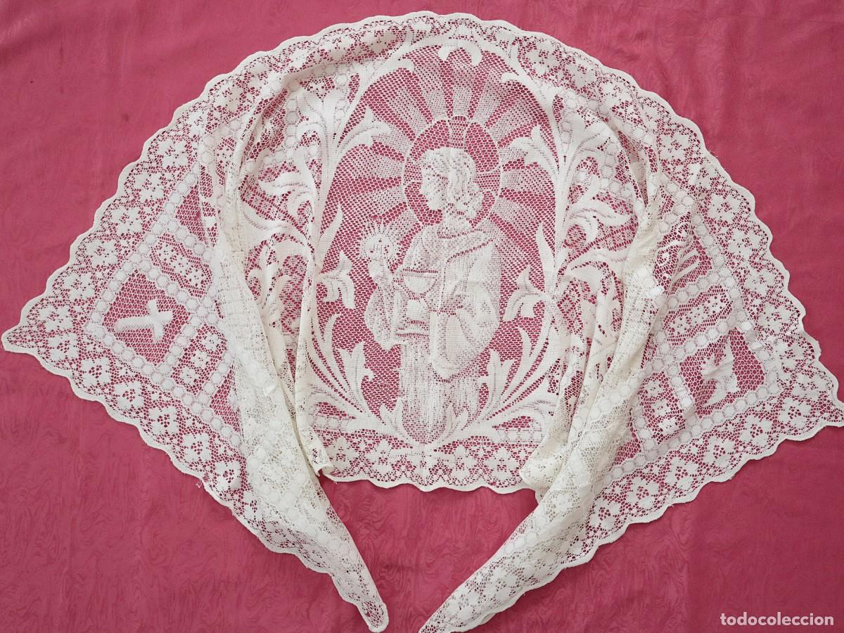 Antig&uuml;edades: Mantel de altar confeccionado en encajes con im&aacute;genes religiosas. Pps. S. XX. Mide 160 x 67 cm.