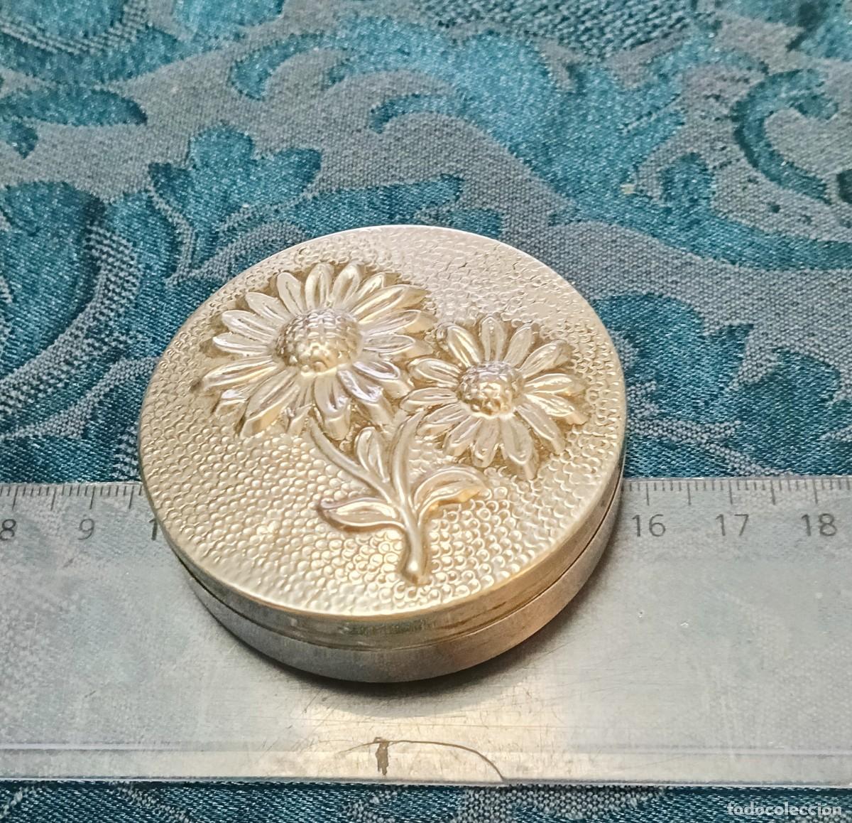 Antig&uuml;edades: Antiguo Pastillero de Plata de Ley - Motivo Floral en Relieve (Girasoles/Margaritas) - 21,70 gr