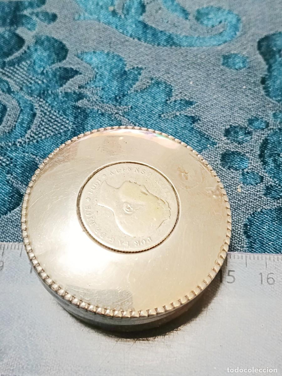 Antig&uuml;edades: Antiguo Pastillero de Plata de Ley con Moneda / Medalla Central (Efigie de Perfil) - 22 gr / 5 cm D